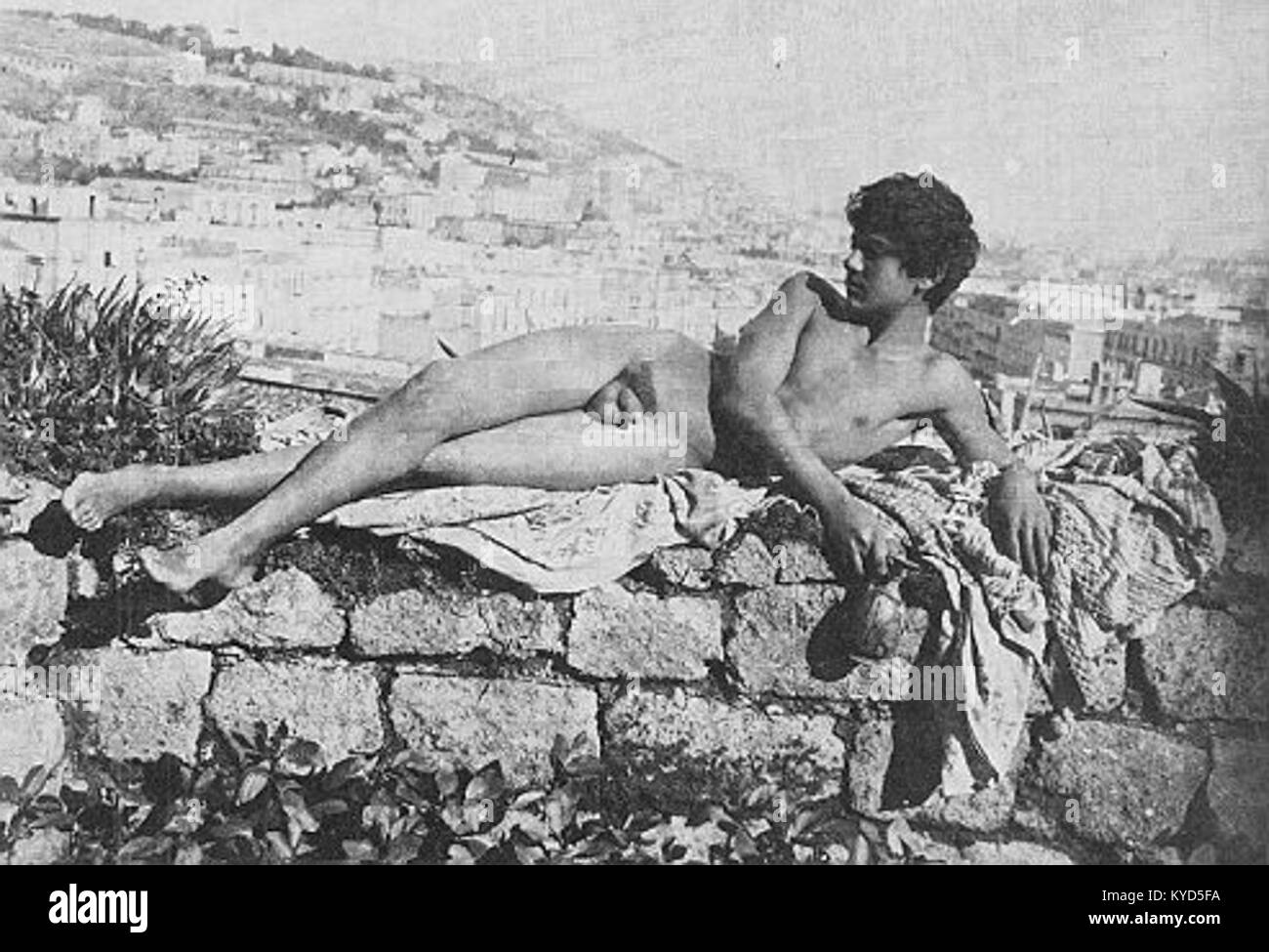 Une référence à une collaboration ou à une documentation impliquant Wilhelm von Pluschow (1852-1930) et Vincenzo Galdi, tous deux connus pour leurs premières photographies européennes présentant des thèmes classiques et des études de portrait. Banque D'Images