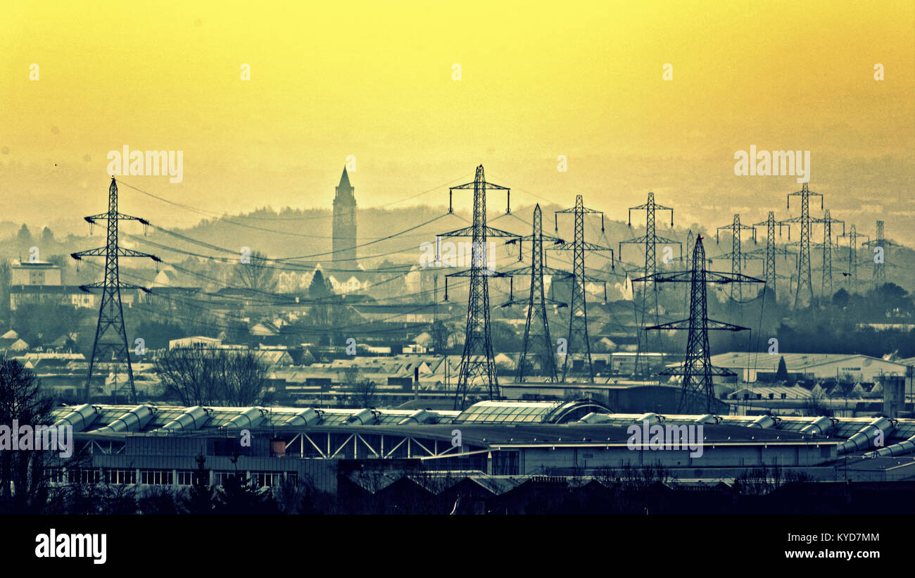 Glasgow, Scotland, UK 14 Janvier.UK Weather : Matin brumeux souligne les pylônes électriques à la Braehead arena complexe que le le sud de Glasgow disparaît dans la brume. Gerard crédit Ferry/Alamy news Banque D'Images