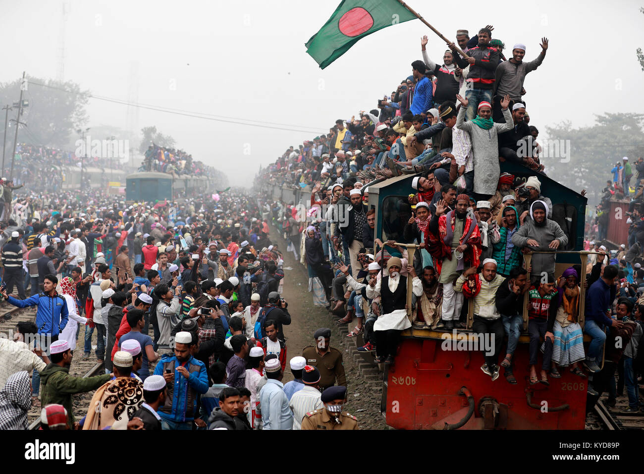 Dhaka, Bangladesh. 14Th Jan, 2018. Les dévots musulmans du Bangladesh accueil retour dans un train bondé après Akheri Munajat assiste à la prière finale ou le le dernier jour de Biswa Ijtema, la deuxième plus grande congrégation mondiale des musulmans à Tongi, dans la banlieue de Dhaka, Bangladesh. La première phase de Biswa Ijtema Akheri Munajat s'achève aujourd'hui avec, ou la prière finale, et musulmans dévots de partout au monde ont participé à la deuxième assemblée mondiale des musulmans. Credit : SK Hasan Ali/Alamy Live News Banque D'Images