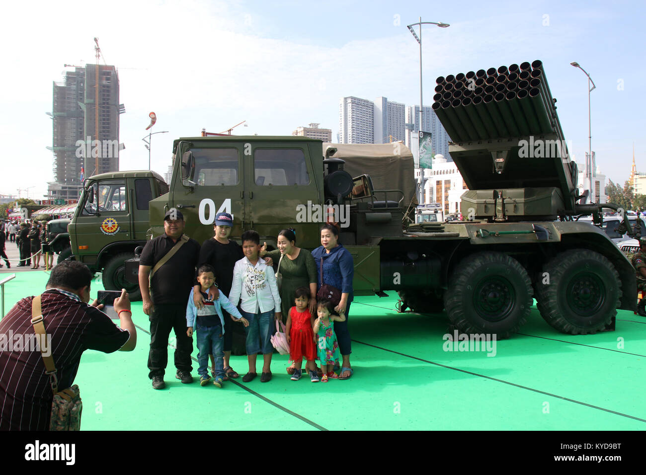 Phnom Penh, Cambodge. 14Th Jan, 2018. Les visiteurs posent pour des photos près d'une fusée camion pendant une exposition à Phnom Penh, Cambodge, 14 janvier 2018. Les trois jours de l'exposition de matériel militaire et les compétitions sportives ont pris fin ici dimanche, attirant des dizaines de milliers de visiteurs locaux. Credit : Sovannara/Xinhua/Alamy Live News Banque D'Images