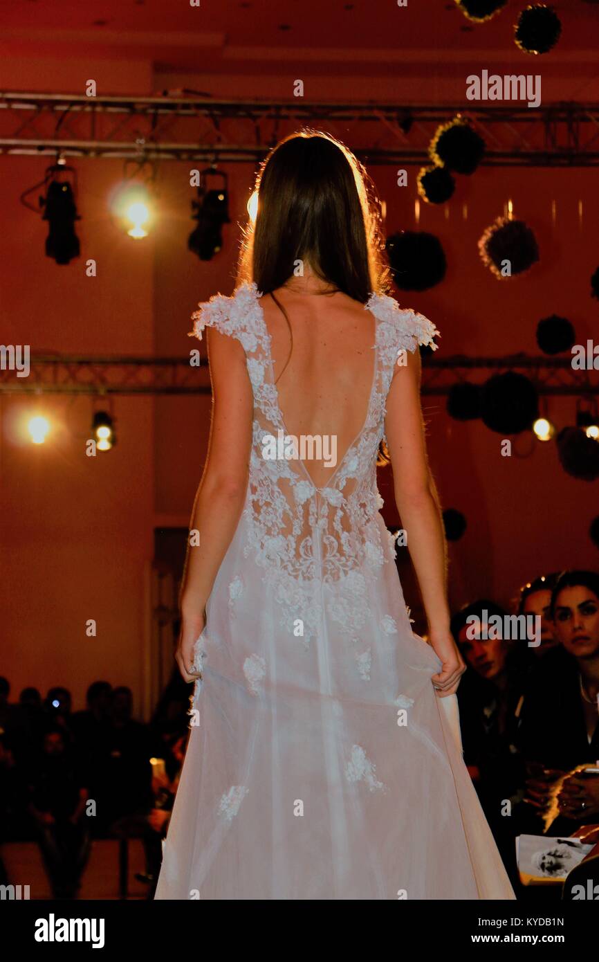 Athènes, Grèce. 13 Jan, 2018. Un modèle porte une création de la styliste grecque Vlassi Holeva le premier jour de la Semaine de la mode nuptiale 2018 à Athènes. Credit : Eleni Paroglou/SOPA/ZUMA/Alamy Fil Live News Banque D'Images