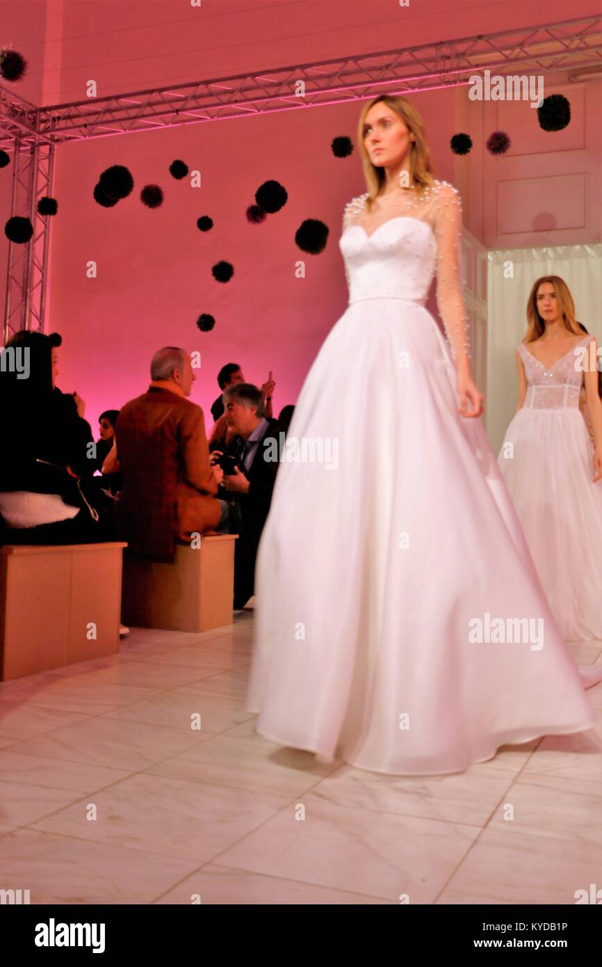 Athènes, Grèce. 13 Jan, 2018. Un modèle porte une création de la styliste grecque Vlassi Holeva le premier jour de la Semaine de la mode nuptiale 2018 à Athènes. Credit : Eleni Paroglou/SOPA/ZUMA/Alamy Fil Live News Banque D'Images