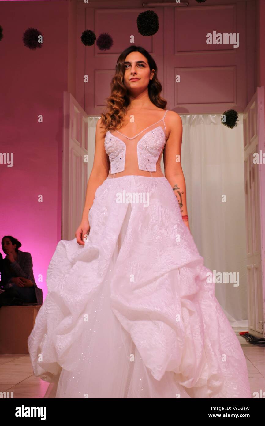 Athènes, Grèce. 14Th Jan, 2018. Un modèle porte une création de la styliste grecque Kathy Heyndels le premier jour de la Semaine de la mode nuptiale 2018 à Athènes. Credit : Eleni Paroglou/SOPA/ZUMA/Alamy Fil Live News Banque D'Images