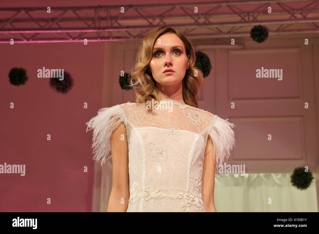 Athènes, Grèce. 13 Jan, 2018. Un modèle porte une création de la styliste grecque Kathy Heyndels le premier jour de la Semaine de la mode nuptiale 2018 à Athènes. Credit : Eleni Paroglou/SOPA/ZUMA/Alamy Fil Live News Banque D'Images
