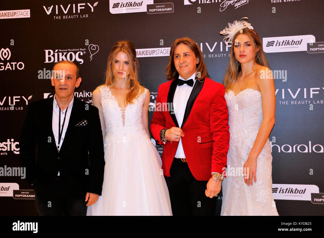 Athènes, Grèce. 13 Jan, 2018. Créateur de mode grec Michalis Maniatis pose avec sa collection au cours de la première journée de la Semaine de la mode nuptiale 2018 à Athènes. Credit : Eleni Paroglou/SOPA/ZUMA/Alamy Fil Live News Banque D'Images