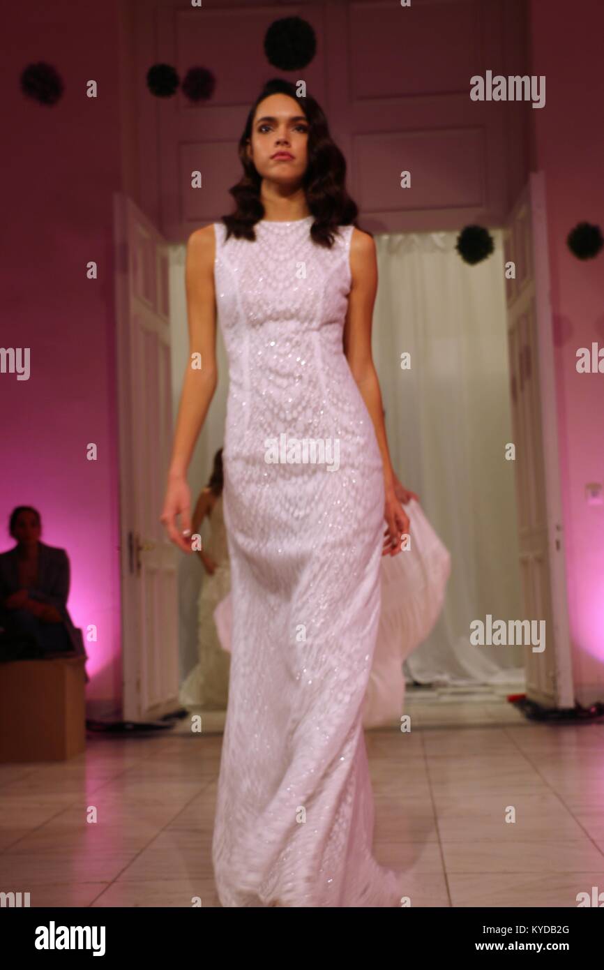 Athènes, Grèce. 14Th Jan, 2018. Un modèle porte une création de la styliste grecque Kathy Heyndels le premier jour de la Semaine de la mode nuptiale 2018 à Athènes. Credit : Eleni Paroglou/SOPA/ZUMA/Alamy Fil Live News Banque D'Images