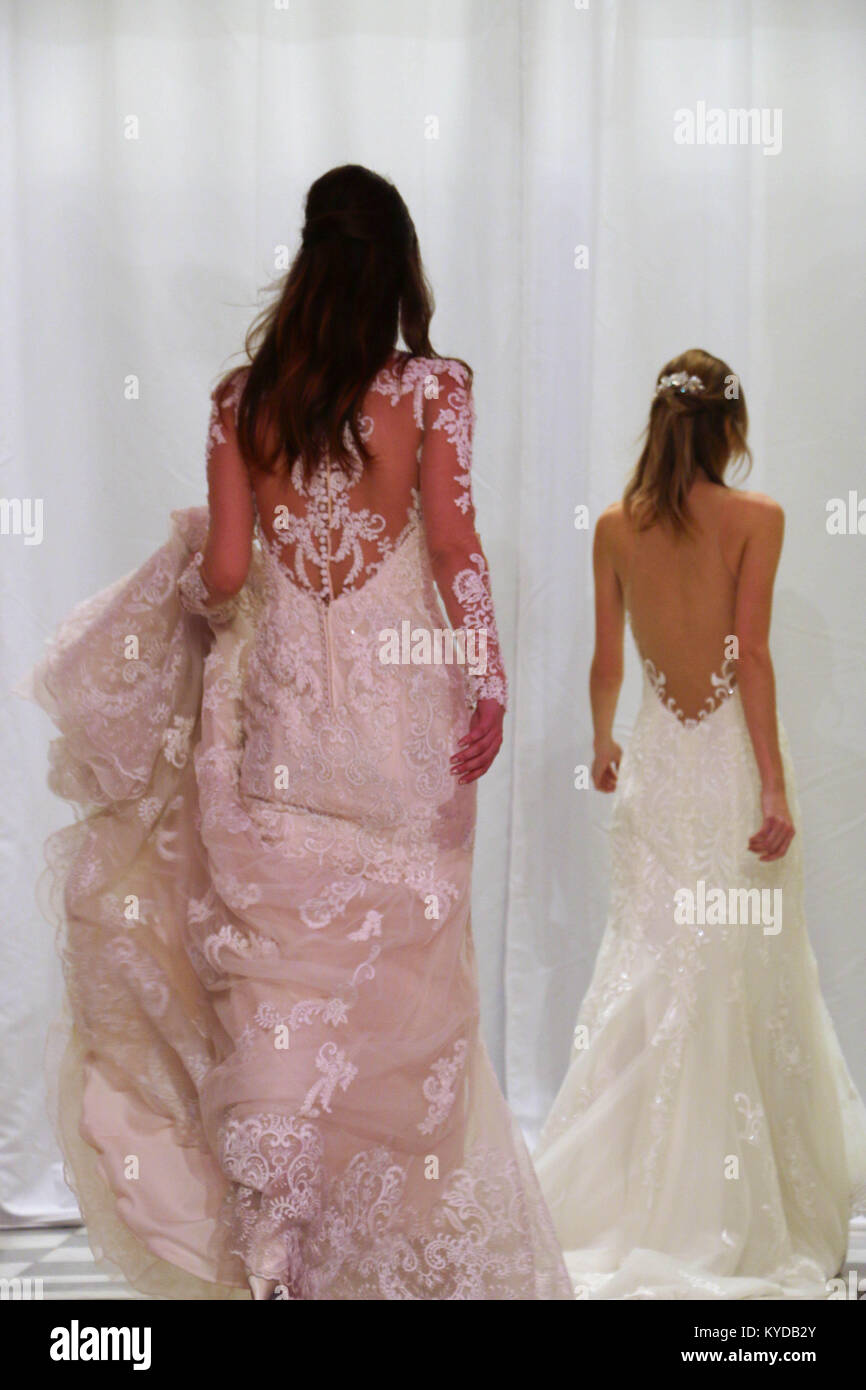 Athènes, Grèce. 13 Jan, 2018. Un modèle porte une création de la designer de mode grec Michalis Maniatis le premier jour de la Semaine de la mode nuptiale 2018 à Athènes. Credit : Eleni Paroglou/SOPA/ZUMA/Alamy Fil Live News Banque D'Images