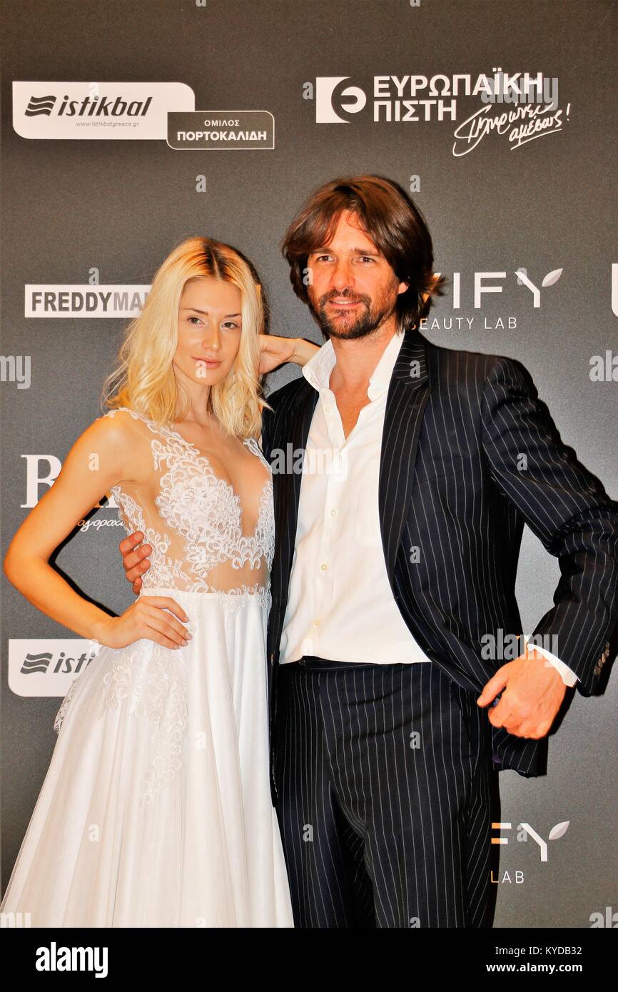 Athènes, Grèce. 13 Jan, 2018. Créateur de mode grec Vlassi Holeva pose avec un mannequin portant sa collection sur le premier jour de la Semaine de la mode nuptiale 2018 à Athènes. Credit : Eleni Paroglou/SOPA/ZUMA/Alamy Fil Live News Banque D'Images