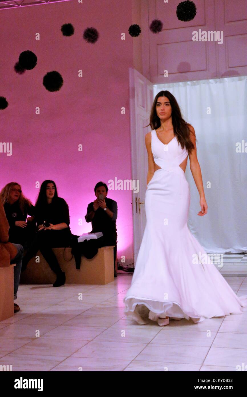 Athènes, Grèce. 13 Jan, 2018. Un modèle porte une création de la styliste grecque Vlassi Holeva le premier jour de la Semaine de la mode nuptiale 2018 à Athènes. Credit : Eleni Paroglou/SOPA/ZUMA/Alamy Fil Live News Banque D'Images