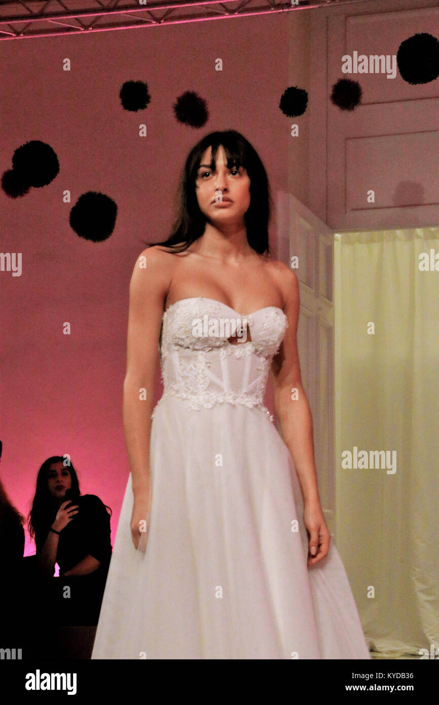 Athènes, Grèce. 13 Jan, 2018. Un modèle porte une création de la styliste grecque Vlassi Holeva le premier jour de la Semaine de la mode nuptiale 2018 à Athènes. Credit : Eleni Paroglou/SOPA/ZUMA/Alamy Fil Live News Banque D'Images