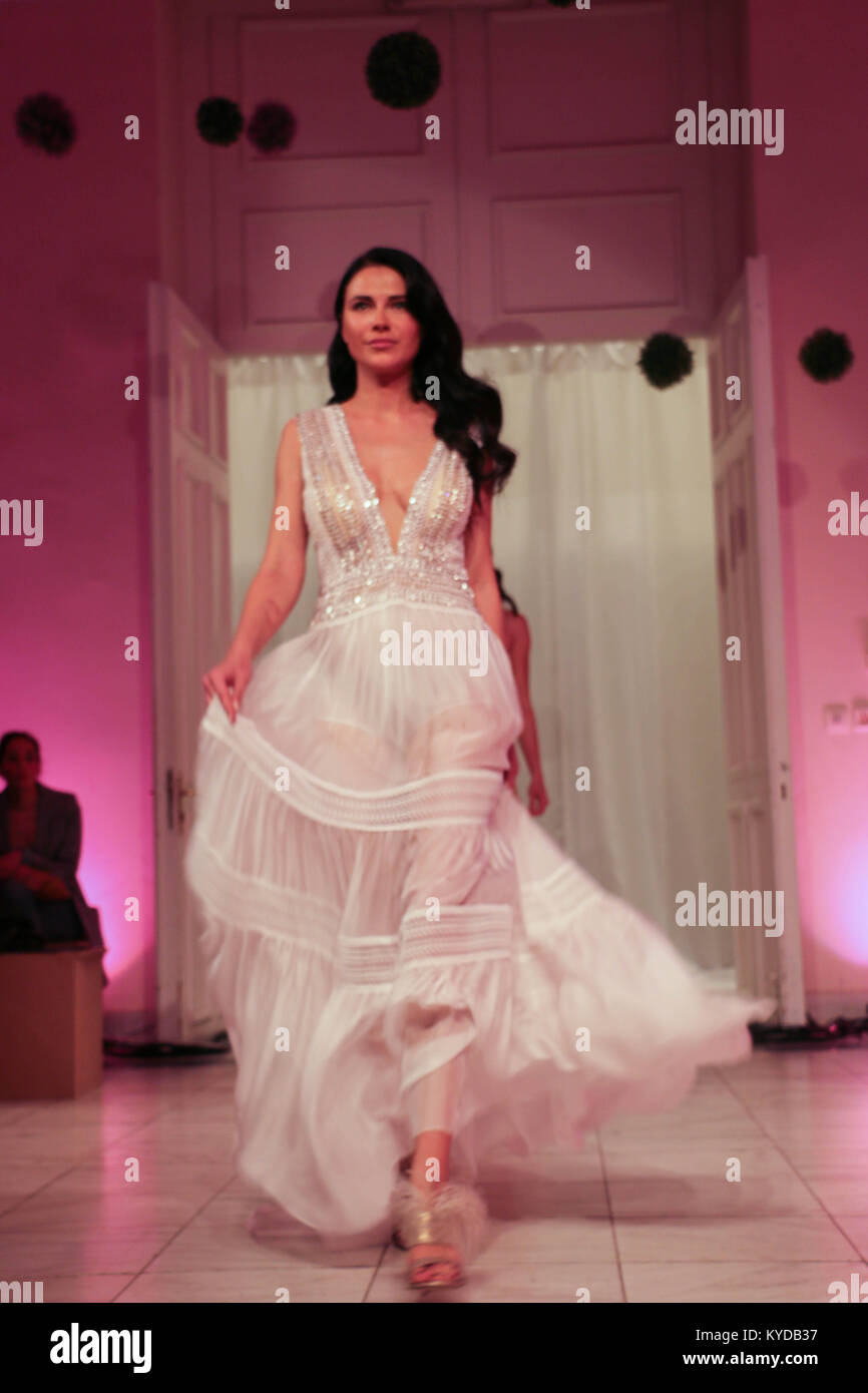 Athènes, Grèce. 14Th Jan, 2018. Un modèle porte une création de la styliste grecque Kathy Heyndels le premier jour de la Semaine de la mode nuptiale 2018 à Athènes. Credit : Eleni Paroglou/SOPA/ZUMA/Alamy Fil Live News Banque D'Images