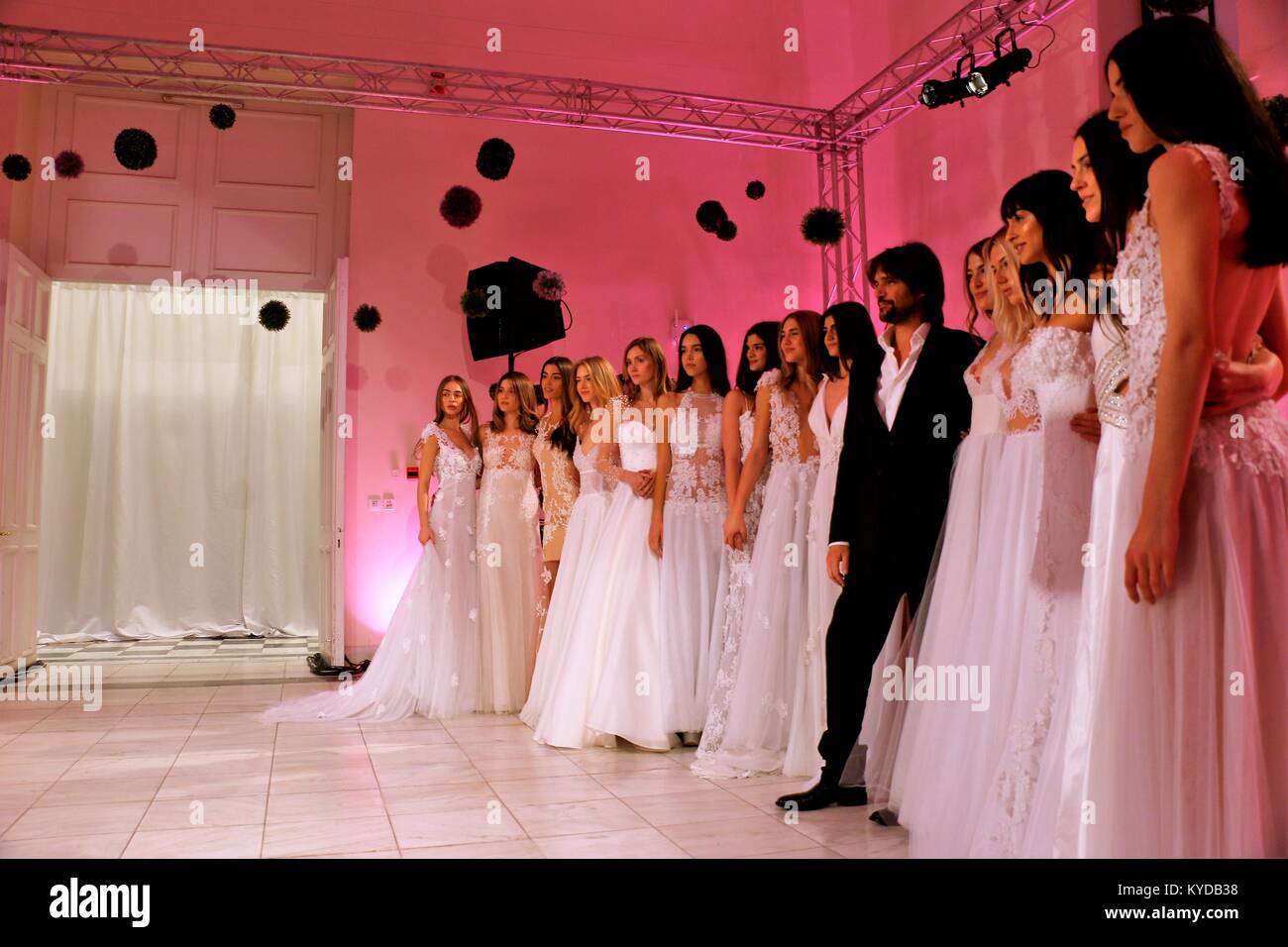 Athènes, Grèce. 13 Jan, 2018. Créateur de mode grec Vlassi Holeva pose avec des modèles portant sa collection sur le premier jour de la Semaine de la mode nuptiale 2018 à Athènes. Credit : Eleni Paroglou/SOPA/ZUMA/Alamy Fil Live News Banque D'Images