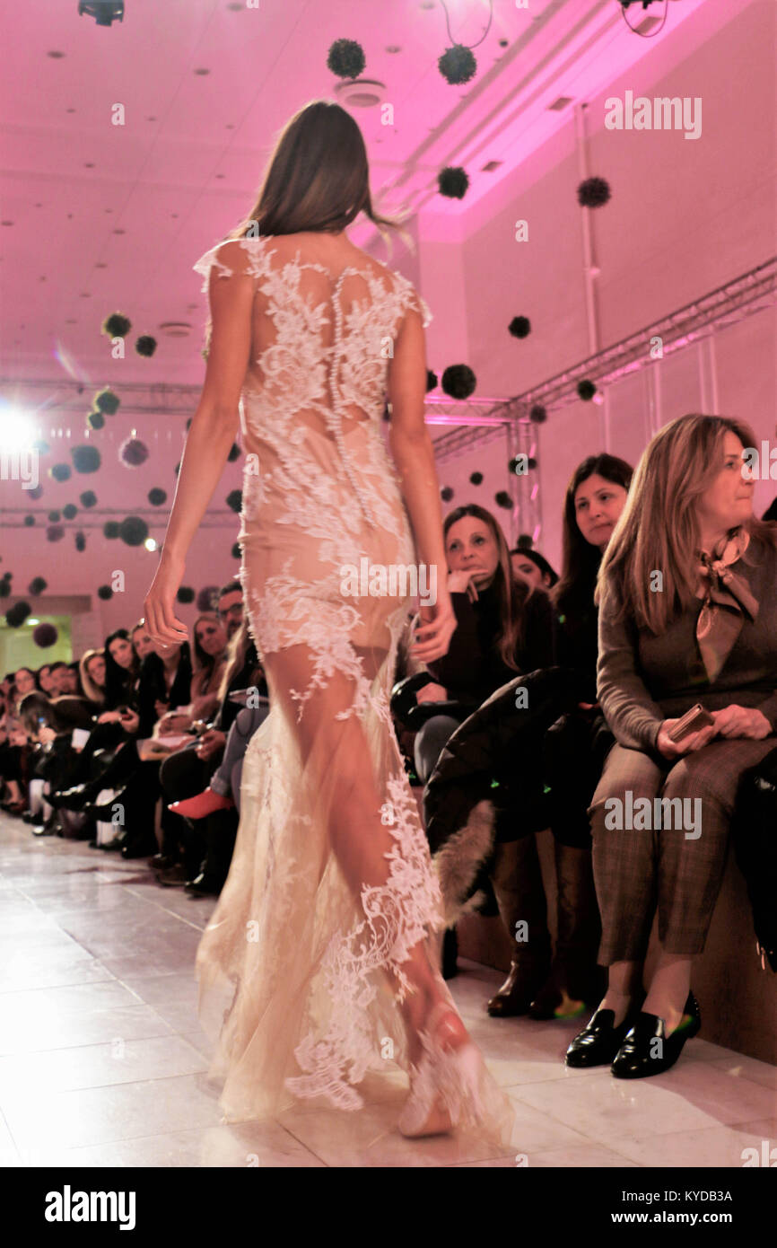 Athènes, Grèce. 13 Jan, 2018. Un modèle porte une création de la styliste grecque Vlassi Holeva le premier jour de la Semaine de la mode nuptiale 2018 à Athènes. Credit : Eleni Paroglou/SOPA/ZUMA/Alamy Fil Live News Banque D'Images