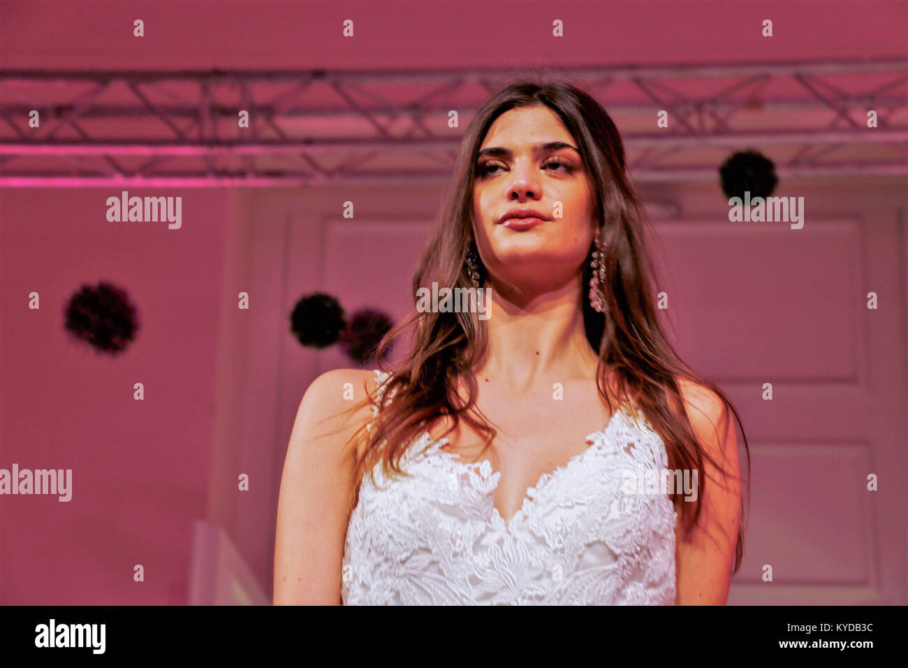 Athènes, Grèce. 13 Jan, 2018. Un modèle porte une création de la designer de mode grec Michalis Maniatis le premier jour de la Semaine de la mode nuptiale 2018 à Athènes. Credit : Eleni Paroglou/SOPA/ZUMA/Alamy Fil Live News Banque D'Images
