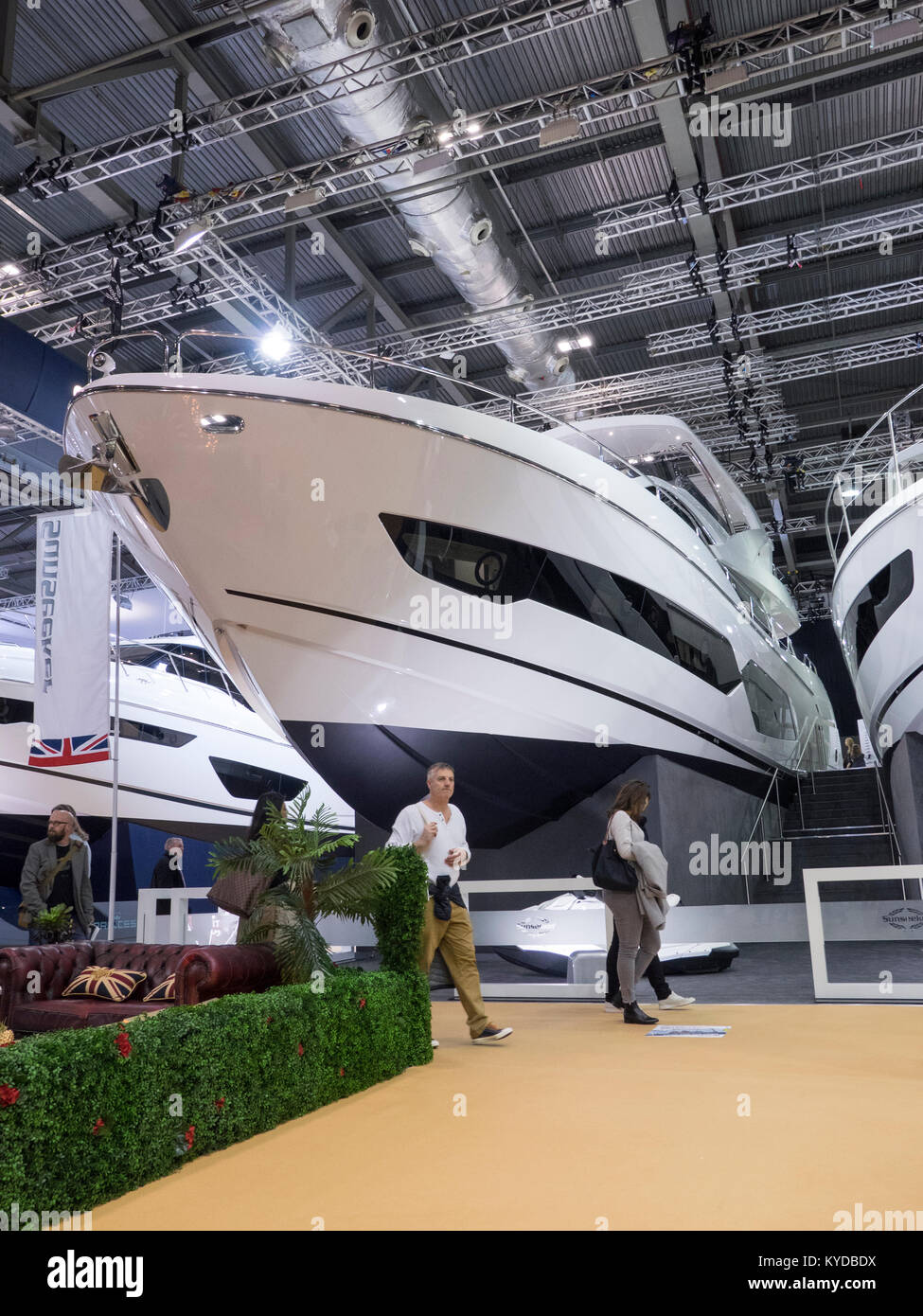 Londres, Royaume-Uni. 14Th Jan, 2018. Le dernier jour de la London Boat Show était remplie de gens, que le Royaume-Uni est le dynamisme du secteur nautique a récemment signalé des ventes record grâce à la faiblesse de la livre. Sur la photo : un énorme Sunseeker qui était un haut que le plafond. Sur la photo : un Sunseeker. Credit : James Bell/Alamy Live News Banque D'Images