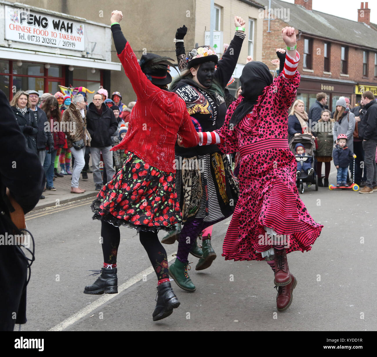 Whittlesey, España. 13 Jan, 2018. La danse est en cours à la fête de l'ours de paille en procession Whittlesey, Cambridgeshire, UK, le 13 janvier 2018. La fête de l'ours de paille Whittlesea, célèbre la vieille charrue Fenland coutume de défiler les ours de paille autour de la ville au mois de janvier de chaque année. Ce festival se passe sur le premier week-end après le Lundi des Labours. Le cortège, mené par le faisceau des ours, a plus de 250 danseurs, musiciens et artistes. Ils effectuent, Molly traditionnel Morris, Boucher et l'épée de la danse. Crédit : Paul Marriott/Alamy Live News Banque D'Images