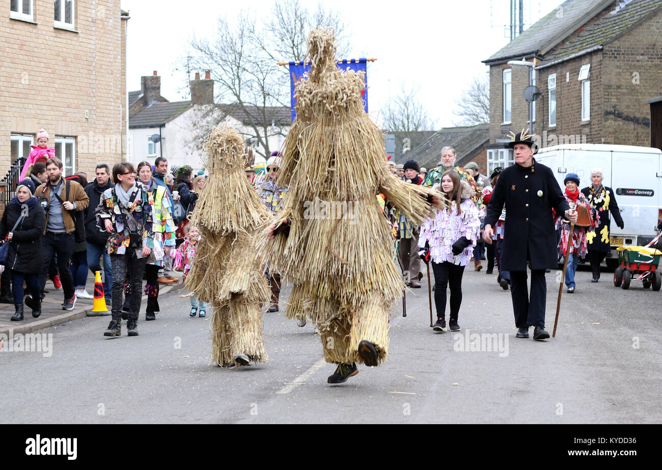 Whittlesey, España. 13 Jan, 2018. Le faisceau de la fête de l'ours en procession Whittlesey, Cambridgeshire, UK, le 13 janvier 2018. La fête de l'ours de paille Whittlesea, célèbre la vieille charrue Fenland coutume de défiler les ours de paille autour de la ville au mois de janvier de chaque année. Ce festival se passe sur le premier week-end après le Lundi des Labours. Le cortège, mené par le faisceau des ours, a plus de 250 danseurs, musiciens et artistes. Ils effectuent, Molly traditionnel Morris, Boucher et l'épée de la danse. Crédit : Paul Marriott/Alamy Live News Banque D'Images