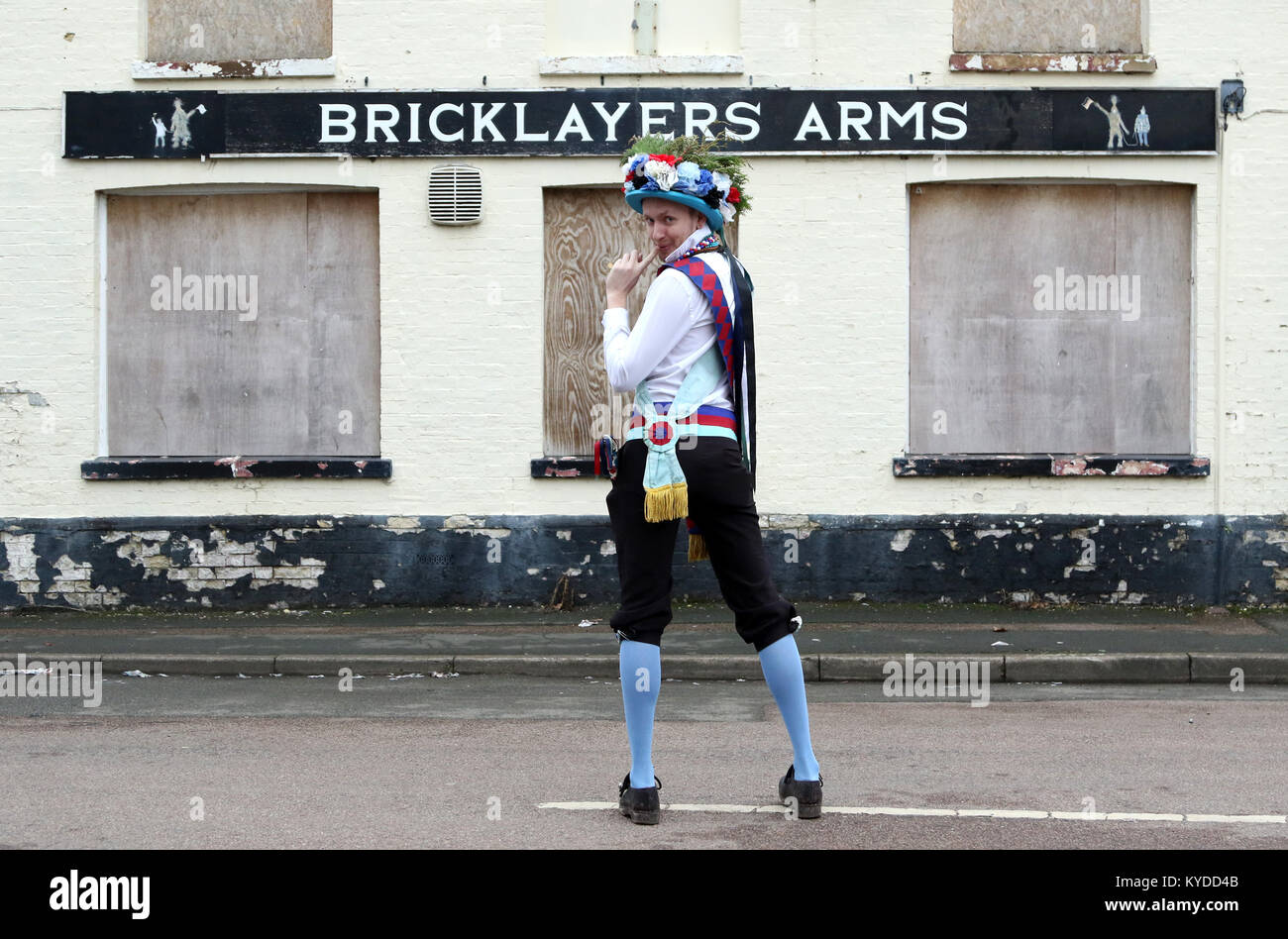 Whittlesey, España. 13 janvier 2018. Membre de Earlsdon Morris pose devant le bras de maçons fermé pub. Le faisceau de la fête de l'ours en procession Whittlesey, Cambridgeshire, UK, le 13 janvier 2018. La fête de l'ours de paille Whittlesea, célèbre la vieille charrue Fenland coutume de défiler les ours de paille autour de la ville au mois de janvier de chaque année. Ce festival se passe sur le premier week-end après le Lundi des Labours. Le cortège, mené par le faisceau des ours, a plus de 250 danseurs, musiciens et artistes. Ils effectuent, Molly traditionnel Morris, Boucher et l'épée de la danse. © Paul Marriott Photography Banque D'Images