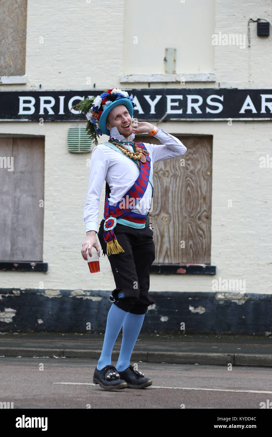 Whittlesey, España. 13 janvier 2018. Membre de Earlsdon Morris pose devant le bras de maçons fermé pub. Le faisceau de la fête de l'ours en procession Whittlesey, Cambridgeshire, UK, le 13 janvier 2018. La fête de l'ours de paille Whittlesea, célèbre la vieille charrue Fenland coutume de défiler les ours de paille autour de la ville au mois de janvier de chaque année. Ce festival se passe sur le premier week-end après le Lundi des Labours. Le cortège, mené par le faisceau des ours, a plus de 250 danseurs, musiciens et artistes. Ils effectuent, Molly traditionnel Morris, Boucher et l'épée de la danse. © Paul Marriott Photography Banque D'Images