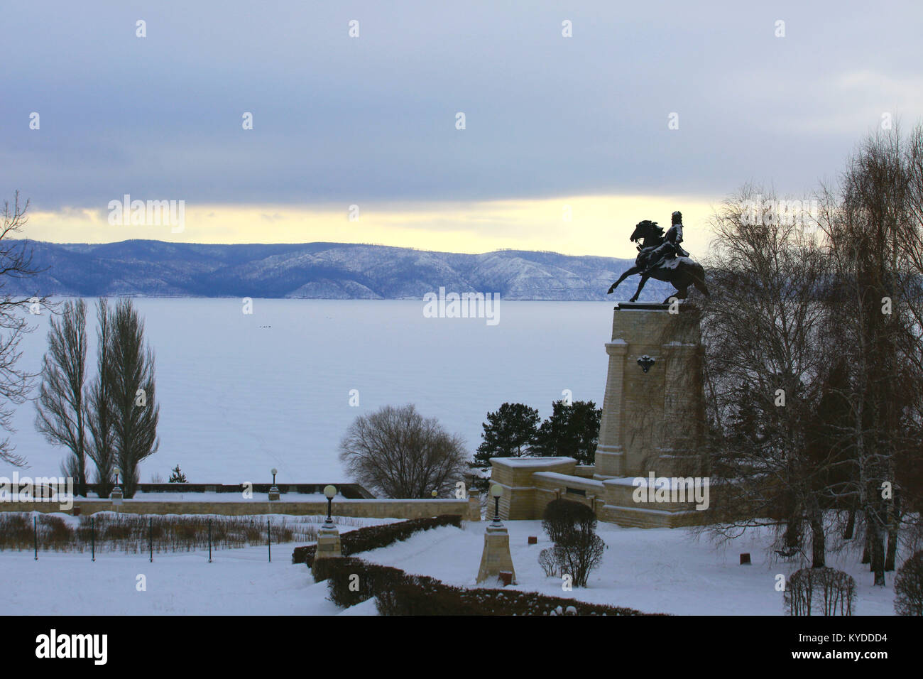 Togliatti, oblast de Samara, Fédération de Russie. Jan 11, 2018. L'Tatishchev Monument est une statue équestre sur les rives de la Volga à Togliatti. Achevée en 1998, elle rend hommage à Vasili Tatishchev, le fondateur de Togliatti. C'est une ville de l'oblast de Samara. C'est la plus grande ville de la Russie qui n'a pas que le centre administratif d'un sujet. Population : 719 632. Sur le plan international, la ville est surtout connue comme la maison des constructeur automobile AvtoVAZ (Lada), qui a été fondée à la fin des années 1960. Credit : Katrina Kochneva/ZUMA/Alamy Fil Live News Banque D'Images