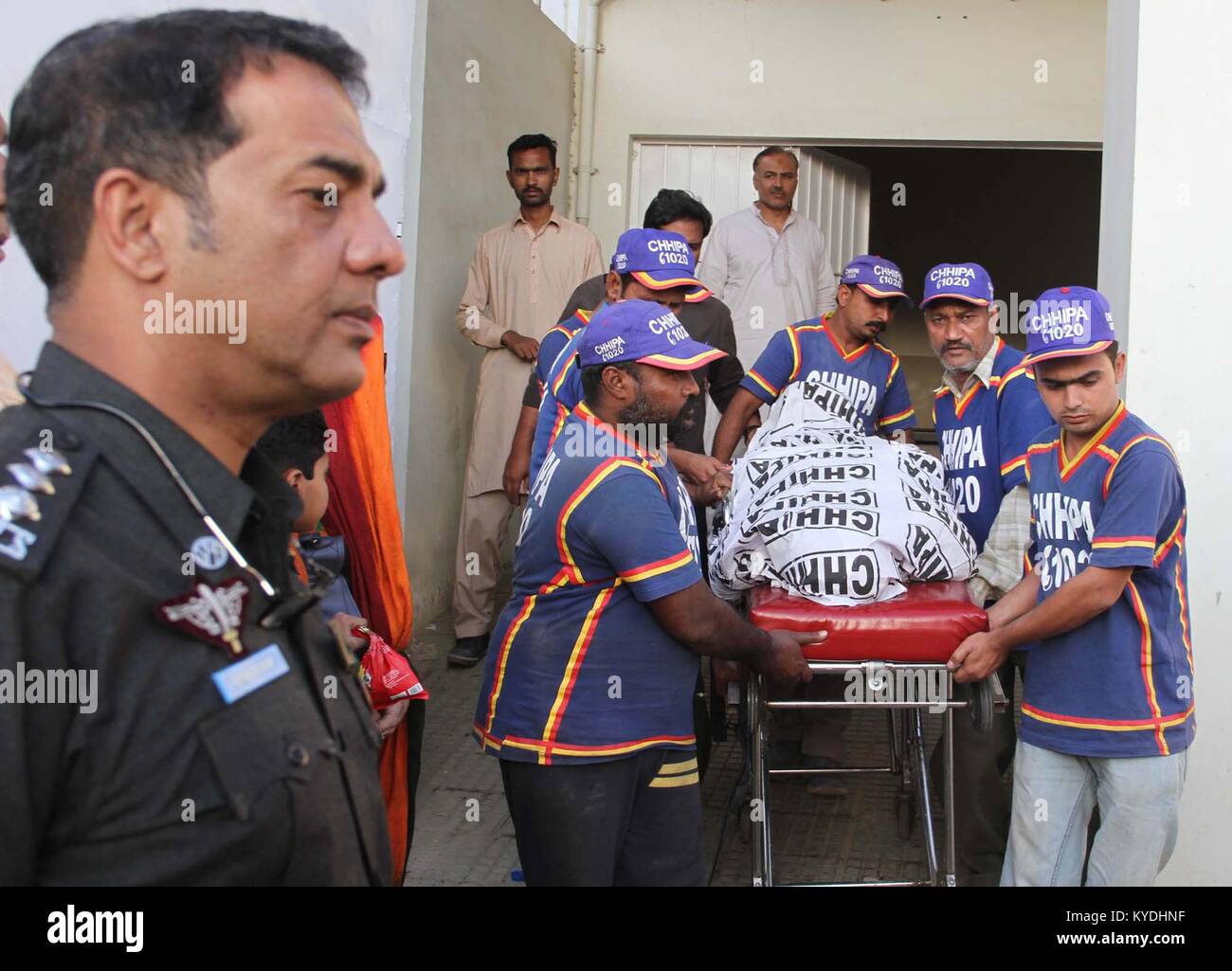Corps Mort du Professeur Hasan Zafar Arif, chef du MQM-London vers sa maison à partir de la CCPM à Karachi le Dimanche, Janvier 14, 2018. Le professeur Dr Hasan Zafar Arif, MQM-London's vice-président, a été trouvé mort dans une voiture à Karachi's Ilyas Goth le dimanche. 'Le corps de Zafar Hassan Arif, fils de Maqbool Hassan, 70 à 72 ans, a été trouvé à partir de numéro de voiture ANC-016, lancer l'argent à Ilyas Goth,' station house à l'agent de police Ibrahim Hyderi confirmé. Banque D'Images