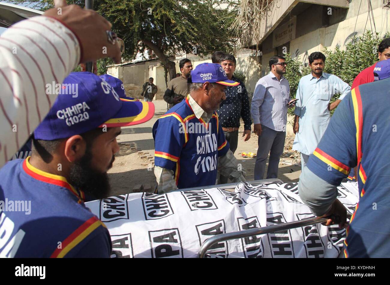 Corps Mort du Professeur Hasan Zafar Arif, chef du MQM-London vers sa maison à partir de la CCPM à Karachi le Dimanche, Janvier 14, 2018. Le professeur Dr Hasan Zafar Arif, MQM-London's vice-président, a été trouvé mort dans une voiture à Karachi's Ilyas Goth le dimanche. 'Le corps de Zafar Hassan Arif, fils de Maqbool Hassan, 70 à 72 ans, a été trouvé à partir de numéro de voiture ANC-016, lancer l'argent à Ilyas Goth,' station house à l'agent de police Ibrahim Hyderi confirmé. Banque D'Images