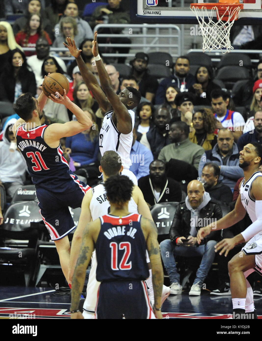 Washington, United States. 13 Jan, 2018. Tomas Satoransky (Washington), à gauche, et de Caris LeVert (Brooklyn) en action au cours de la NBA match Washington Wizards vs Brooklyn nets à Washington, USA, le 13 janvier 2018. Crédit : David Svab/CTK Photo/Alamy Live News Banque D'Images