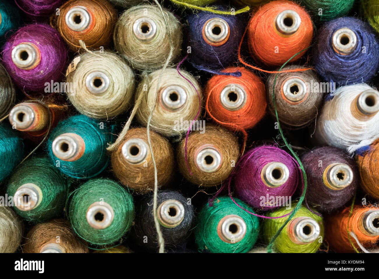 Nombreux des bobines de fil utilisé pour le tissage sur un métier à tisser traditionnel empilés les uns sur les autres Banque D'Images