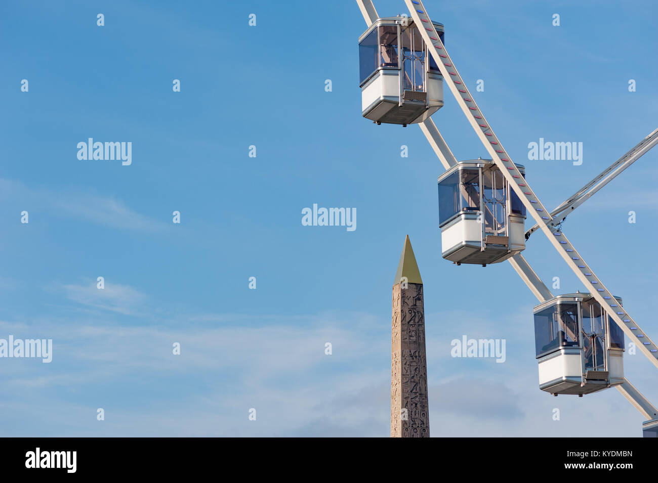 Grande roue contre le ciel bleu et l'obélisque de la Concorde Banque D'Images