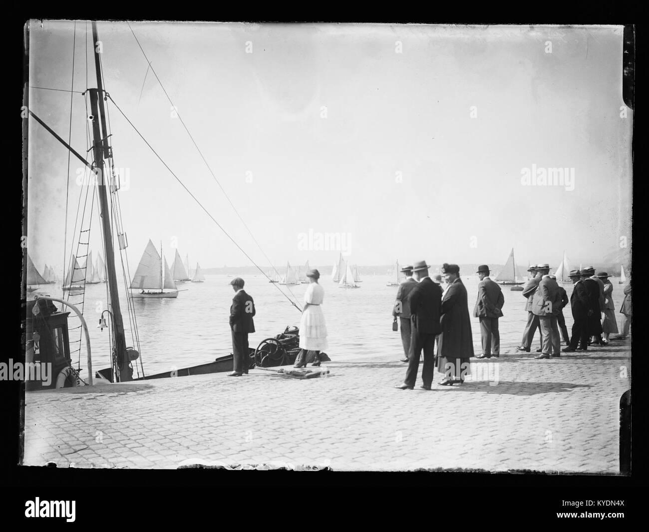 Photographie norvégienne de 1921 montrant une compétition de natation ou un événement public. L'image illustre la culture des loisirs du début du XXe siècle, les loisirs communautaires et la popularité croissante des sports organisés. Banque D'Images