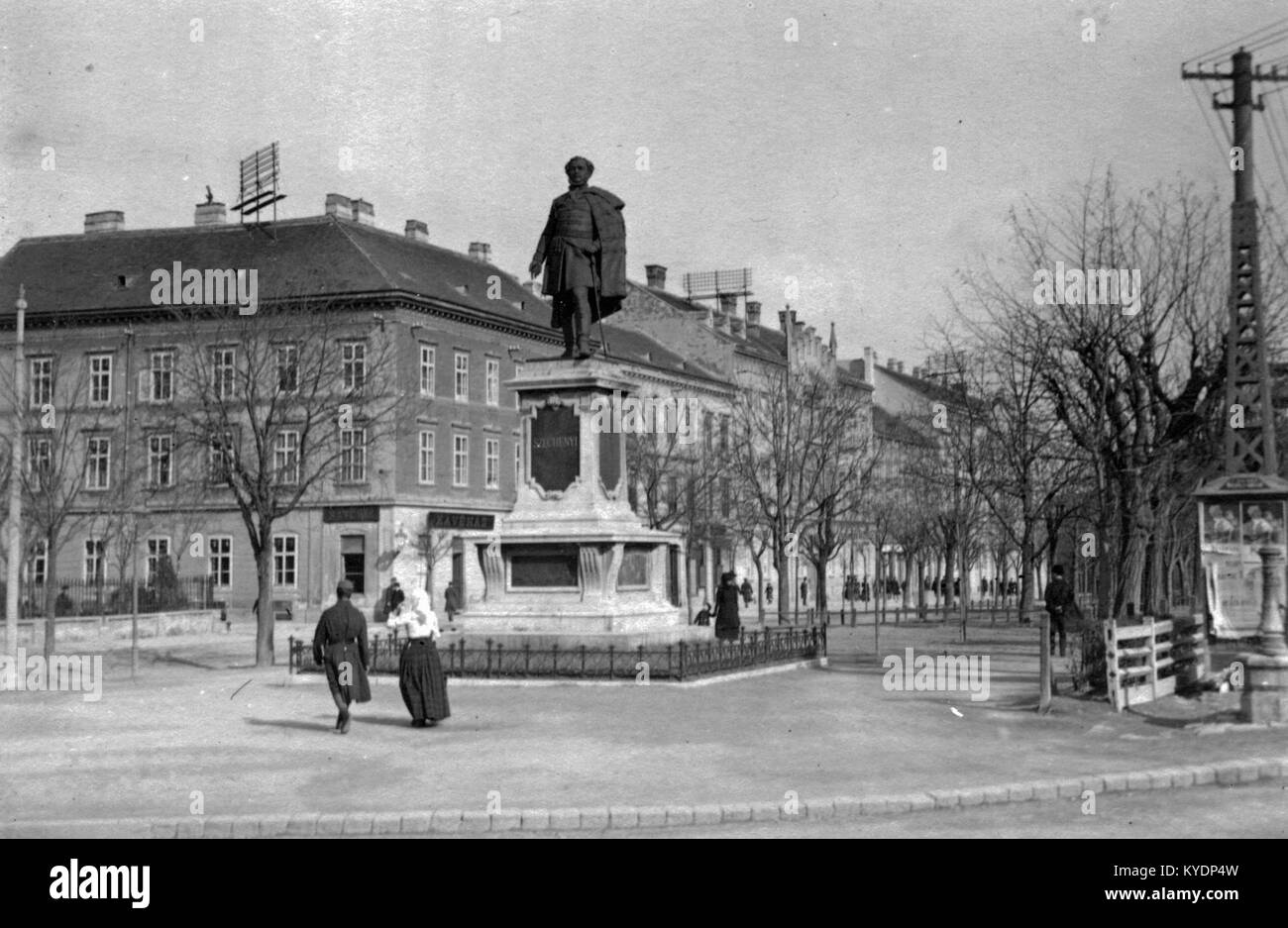 Une photographie de la place Széchenyi représentant la statue de István Széchenyi, un important homme d'État hongrois, située dans un cadre urbain public. Banque D'Images