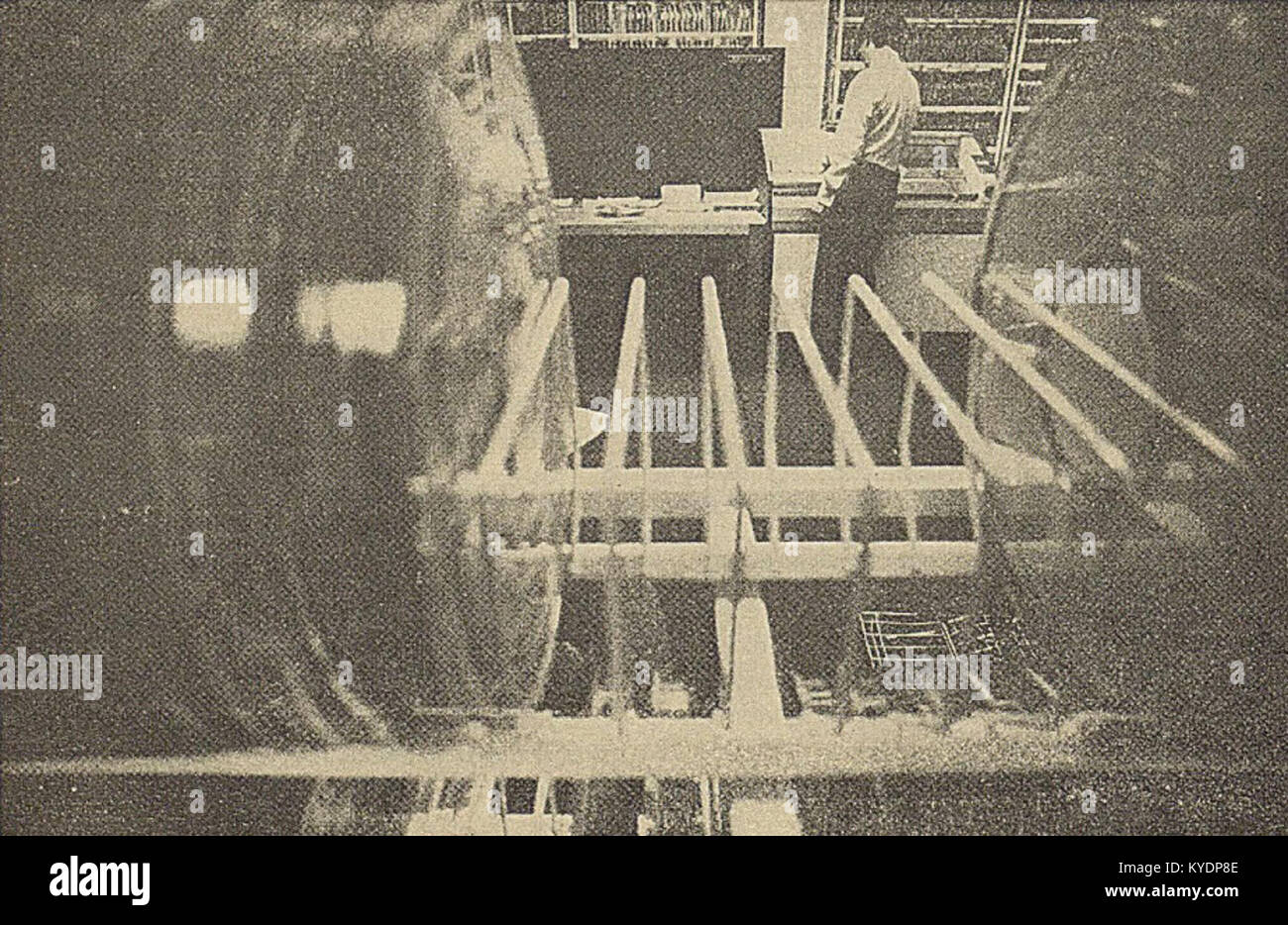 Armoire avec bandes, cataloguée I197402, probablement utilisée pour le stockage audio ou d'archives, représentant la conservation organisée des documents enregistrés. Banque D'Images