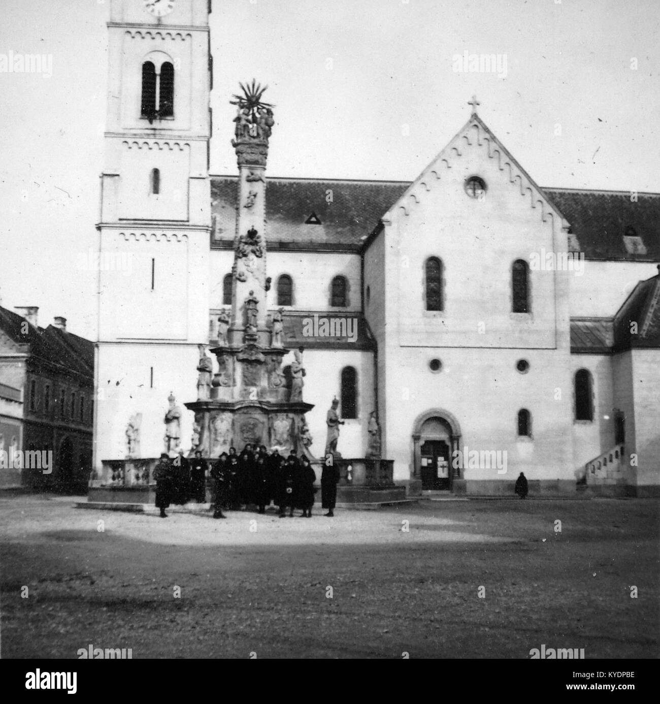 Photographie de la place de la Sainte-Trinité en Hongrie, montrant la statue de la Sainte-Trinité et la cathédrale Szent Mihály, représentant une architecture religieuse baroque importante et un patrimoine national. Banque D'Images