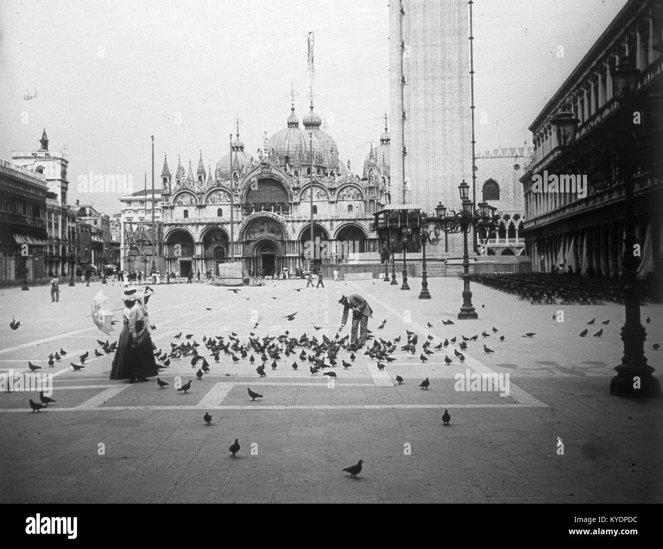Une photographie de la place et de la basilique de Marc à Venise, en Italie, mettant en valeur l’architecture byzantine emblématique et la place ouverte, un monument majeur de l’histoire et de la culture vénitiennes. Banque D'Images
