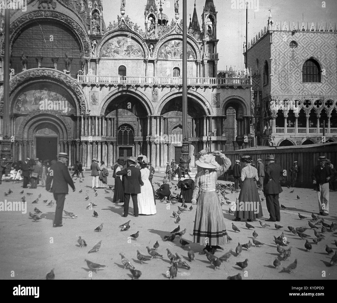 Une photographie historique de la place Saint-Marc et de la cathédrale de Venise, en Italie, avec le Palais des Doges à droite, mettant en valeur le patrimoine architectural gothique et byzantin de la ville. Banque D'Images