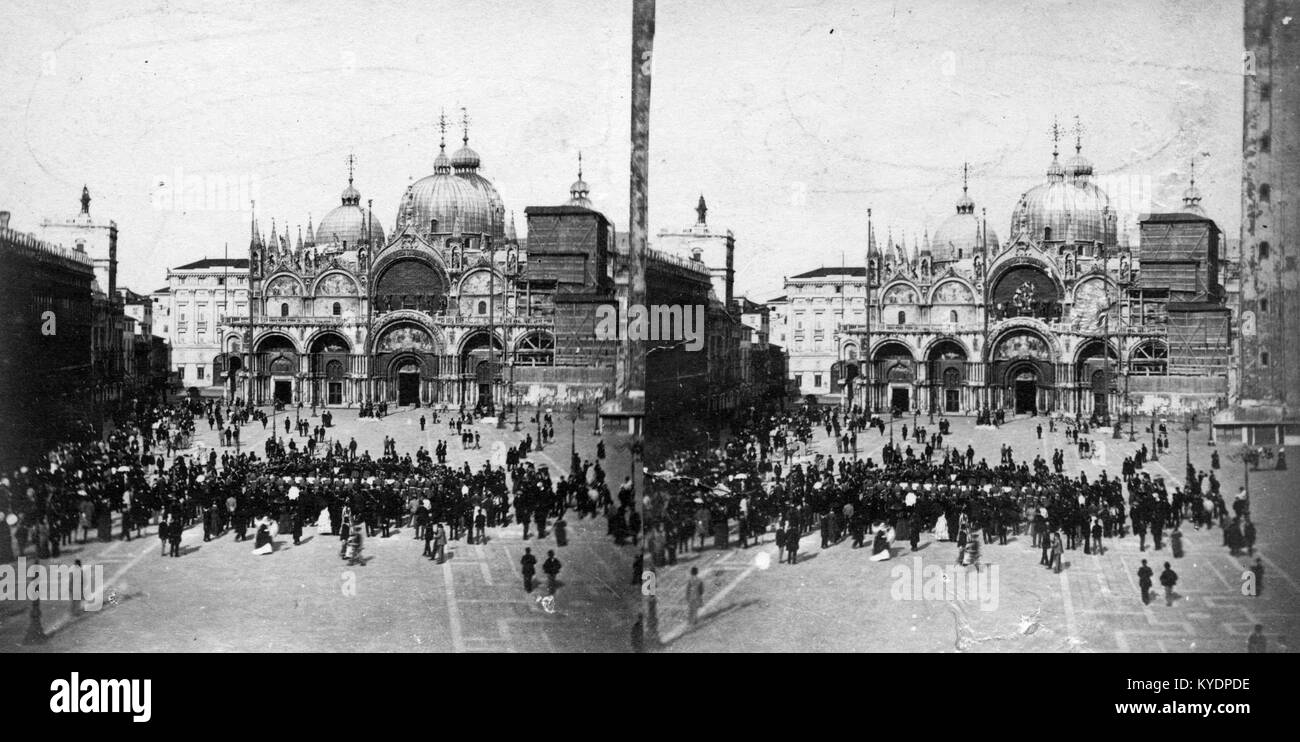 Une photographie historique de la place et de la basilique de Marc à Venise, en Italie. L'image capture la grandeur architecturale et l'importance culturelle de ce célèbre monument vénitien. Banque D'Images
