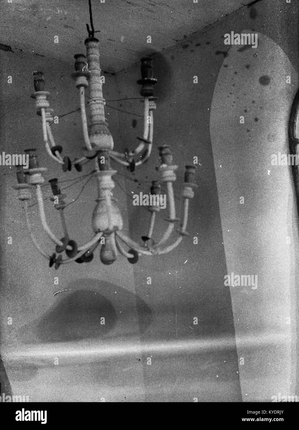 Tådene kyrka à Västergötland, en Suède, a été construit en 1878-1880 dans un style néo-gothique par l'architecte Adrian C. Pettersson, remplaçant un prédécesseur du XIIe siècle ; il est composé de pierre grise, a conservé les finitions colorées du toit et des murs, et est entouré par le cimetière des ruines de l'église d'origine. Svenska kyrkan+1 Banque D'Images