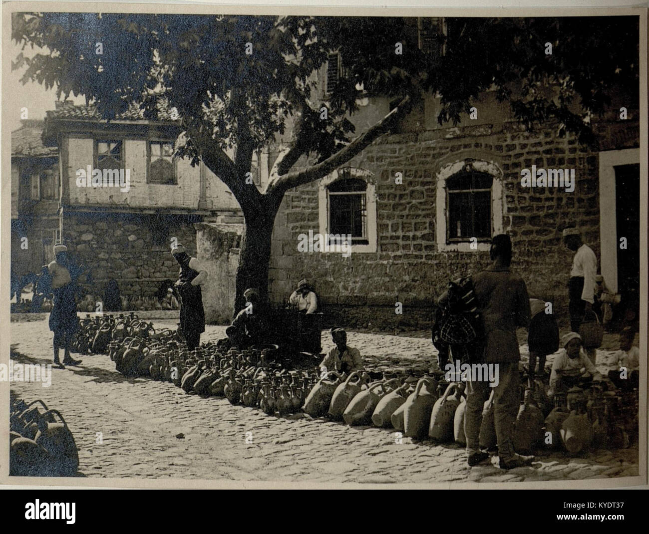 Photographie d'un marché de poterie et hebdomadaire à Esine, en Italie, montrant des vendeurs exposant des articles en céramique faits à la main. La scène reflète l'artisanat local et la culture traditionnelle du marché italien. Banque D'Images