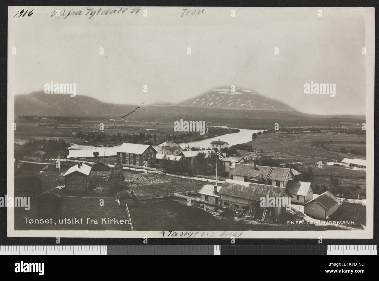 Photographie montrant une vue depuis l'église de Tynset, en Norvège, représentant le paysage norvégien environnant et le paysage du village. Banque D'Images