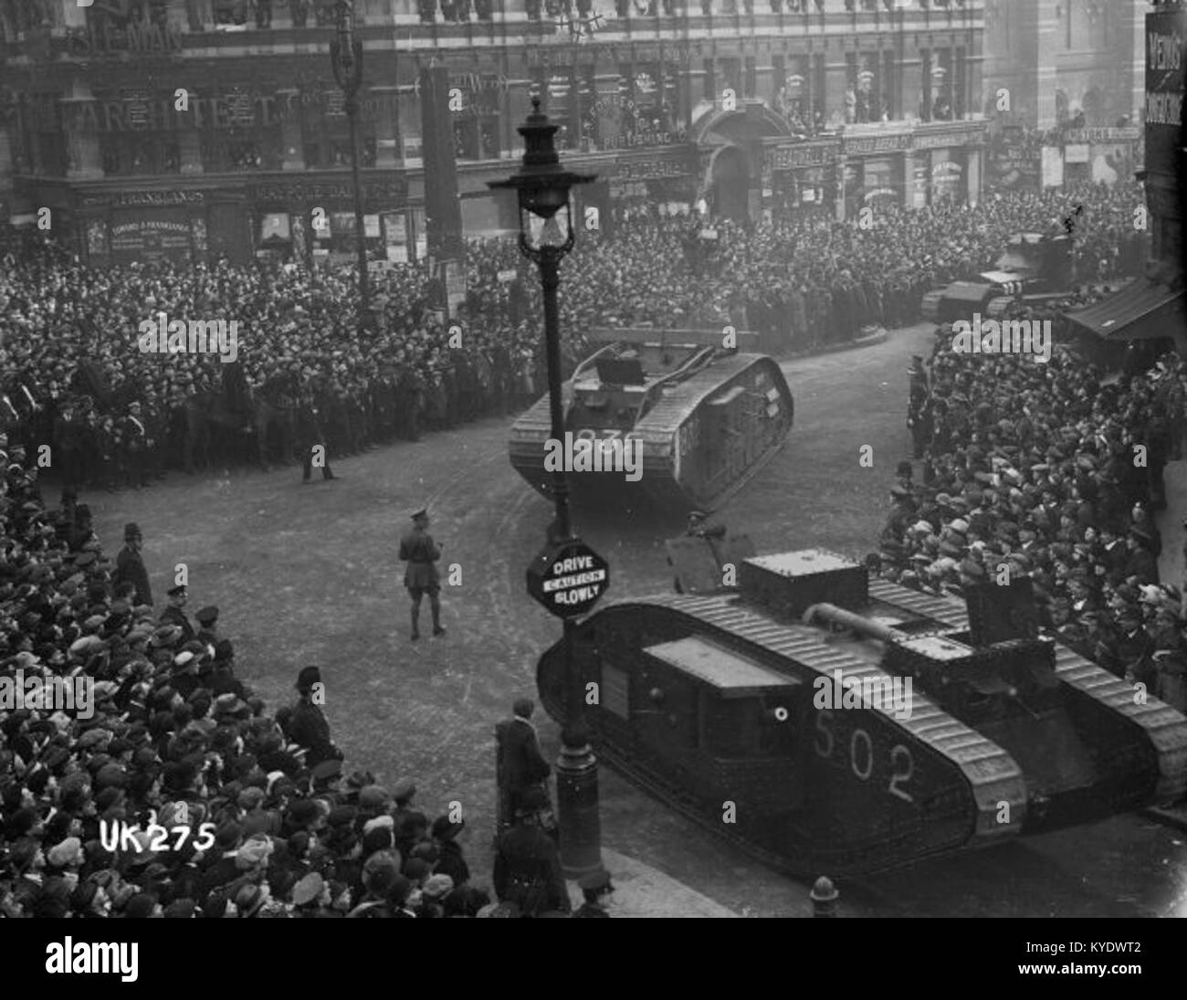 Cette photographie documente les chars en défilé à Londres à la fin de la première Guerre mondiale en 1918, présentant des véhicules militaires et des cérémonies d'après-guerre. Banque D'Images