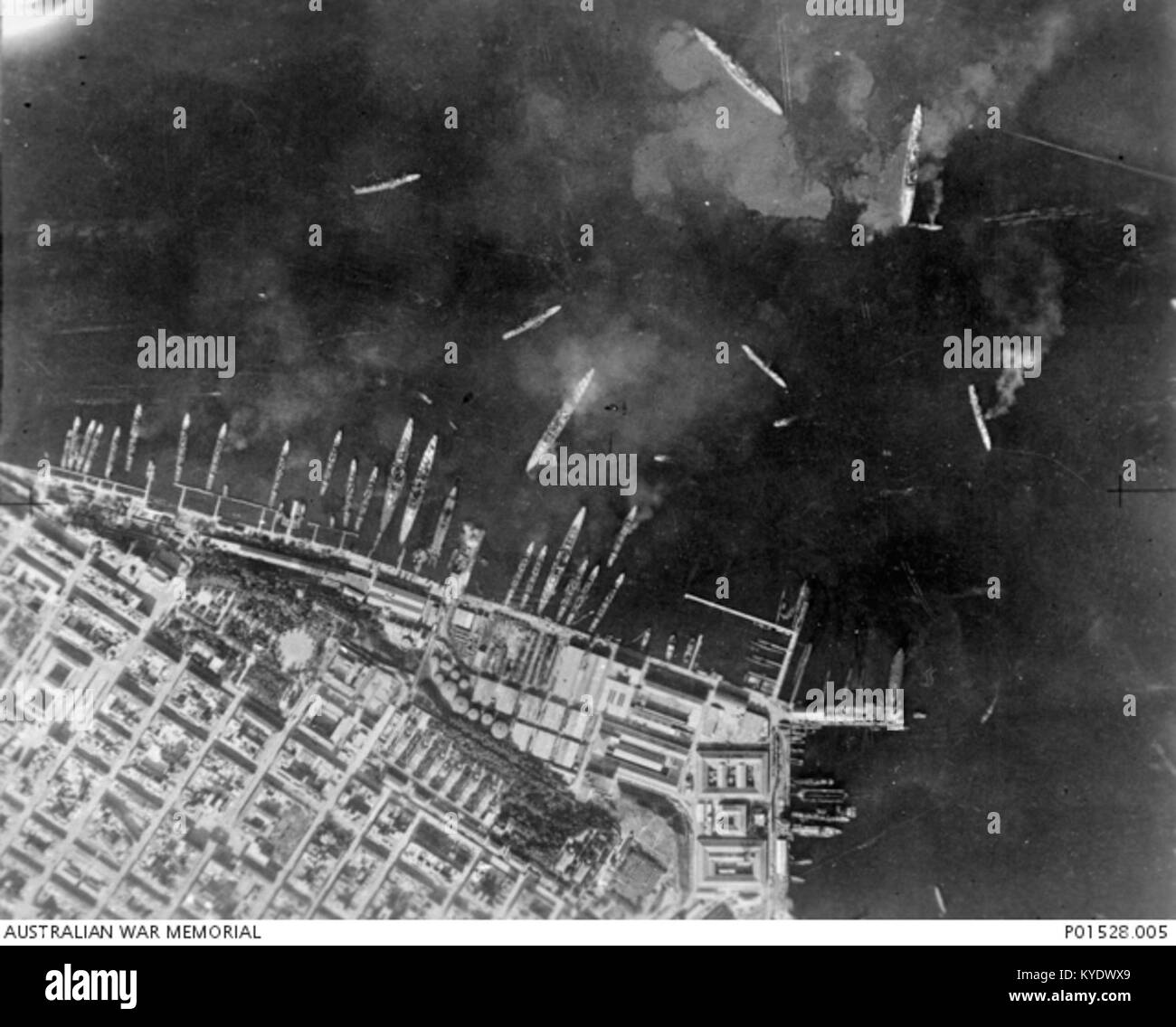 Une image de Tarente, en Italie, datant de 1940, représentant le paysage historique de la ville pendant la IIe Guerre mondiale la photographie fournit un contexte visuel de l'importance stratégique et culturelle de la ville portuaire italienne au début du XXe siècle. Banque D'Images