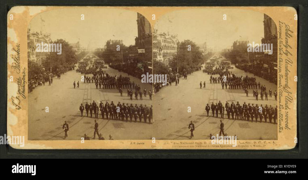 L'image stéréoscopique représente le défilé du campement de 1892 du G.A.R. montrant des vétérans de l'Union, des tentes cérémonielles, des uniformes et des commémorations militaires après la guerre de Sécession. Banque D'Images