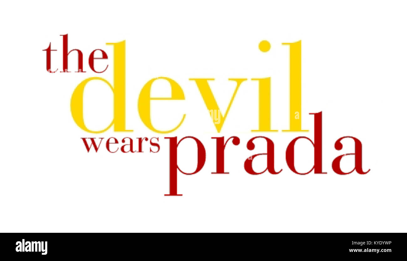 Cette image montre le logo du film de 2006 « The Devil Wears Prada » pendant la production du film, représentant les éléments emblématiques de la mode au cœur de l'histoire du film. Banque D'Images