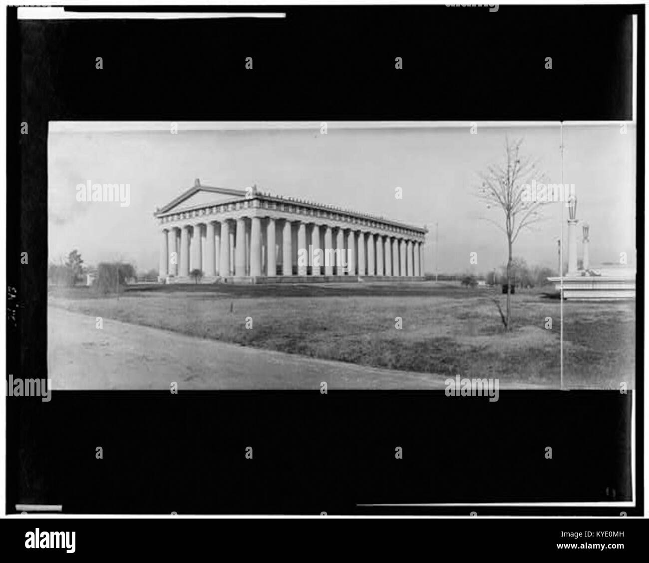 Une photographie du Parthénon à Nashville, Tennessee, une réplique grandeur nature de l'ancien Parthénon grec à Athènes. Situé dans le parc Centennial, il reflète la conception architecturale grecque et l'influence classique. Banque D'Images