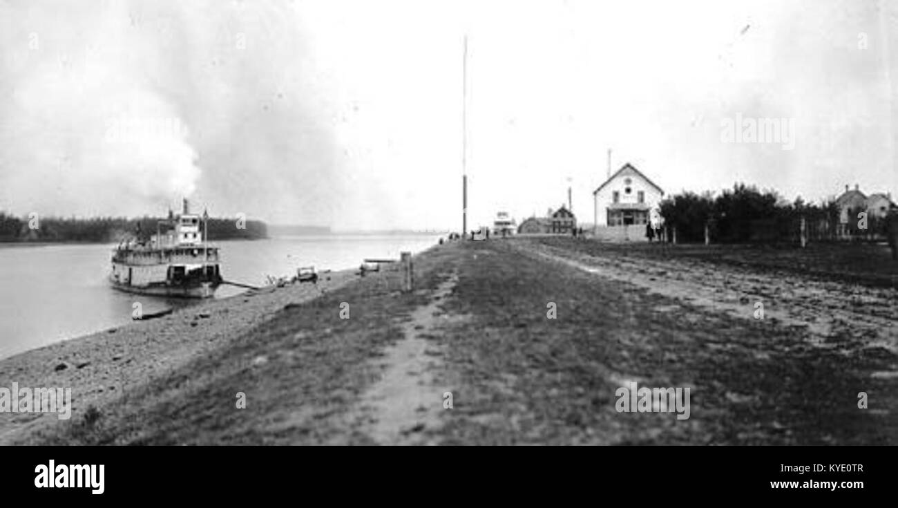 Le S.S. Peace River ancrées à la Compagnie de la Baie d'Hudson à Fort Vermilion, circa 1905-1915 Banque D'Images