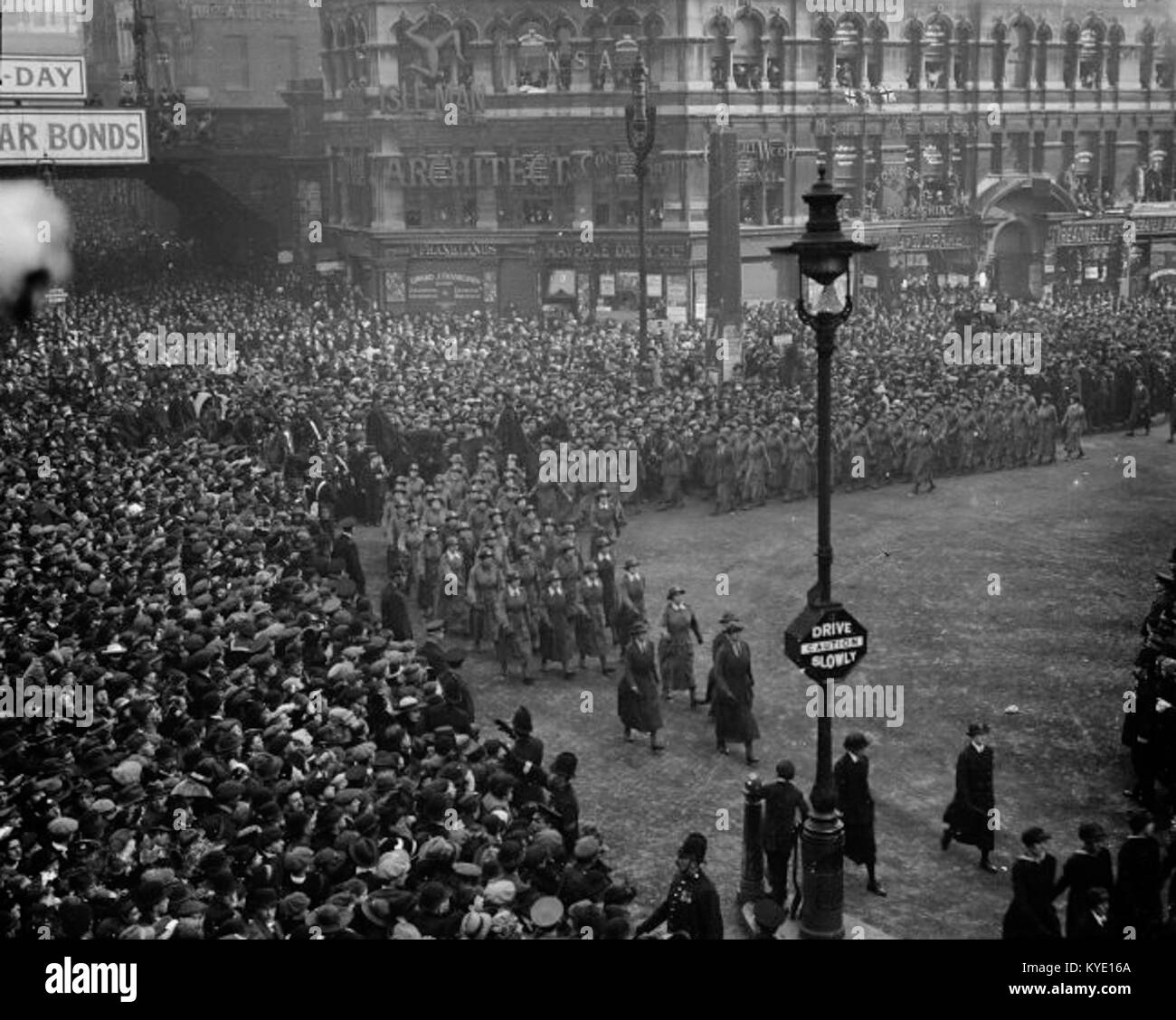 1918 photographie montrant le Women’s Army Auxiliary corps marchant à Londres pendant la première Guerre mondiale, illustrant l’implication des femmes dans des rôles de soutien militaire. Banque D'Images
