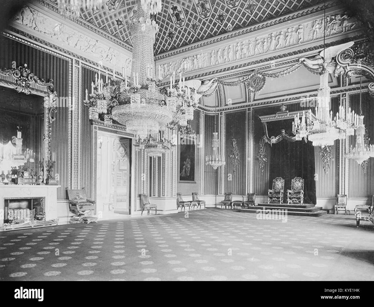 La salle du trône du palais de Buckingham en 1914, capturée à une époque d'importance politique et culturelle dans l'histoire britannique, avec un mobilier orné et un décor royal. Banque D'Images