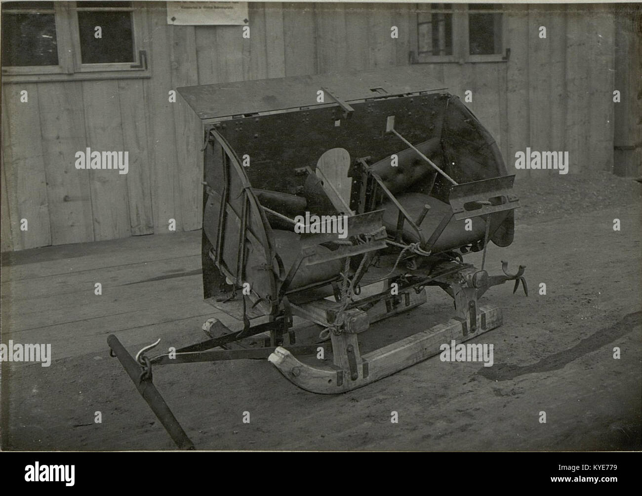 Dans cette photographie de guerre, un canon de campagne allemand de 8 cm est montré sous forme démontée monté monté sur un traîneau et tiré par des chevaux sur un terrain enneigé, illustrant la mobilité de l'artillerie et les solutions logistiques dans les opérations hivernales. Banque D'Images