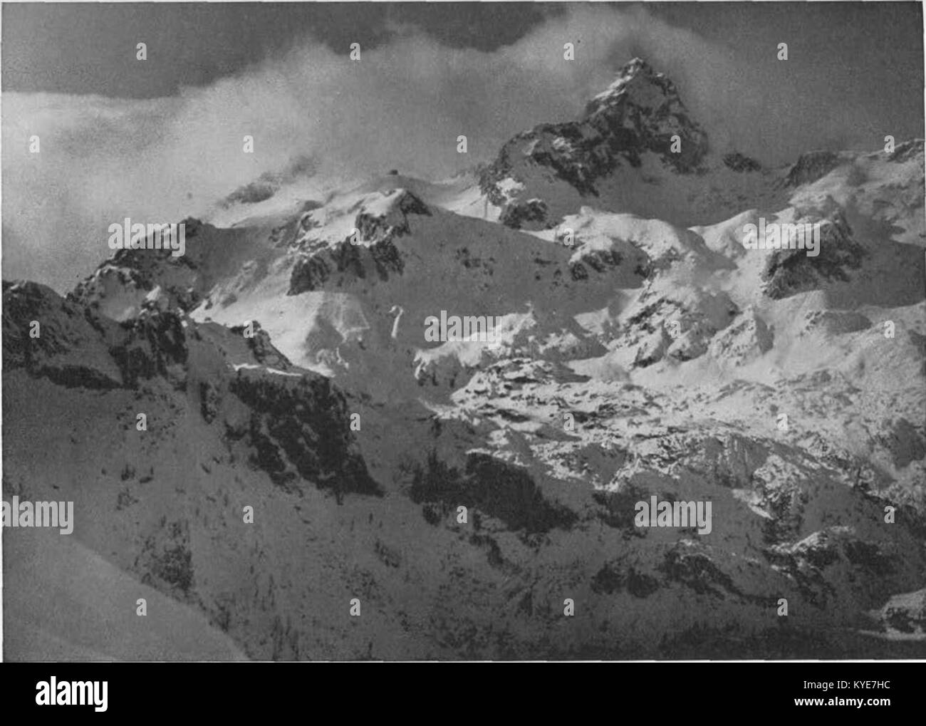 Une photographie de 1937 montrant le mont Triglav, le plus haut sommet de Slovénie, vu de Malé Draški Vrh. L'image offre une vue historique des Alpes juliennes et du paysage environnant. Banque D'Images