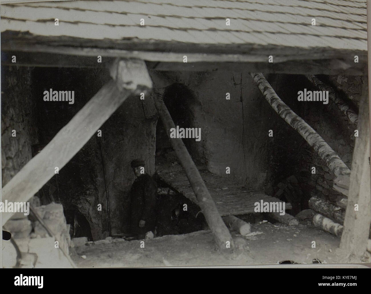 L'intérieur d'un four de séchage utilisé dans la production d'isolateurs haute tension est montré, illustrant le processus industriel, les matériaux et les méthodes techniques de fabrication d'équipements électriques. Banque D'Images